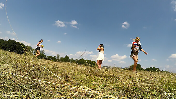 Reality King fängt Girls ohne Unterwäsche beim Outdoor Spaß in der Sonne ein